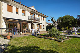 espaciosa zona ajardinada